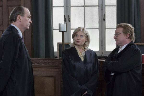 Bild 1 von 4: (v.l.n.r.) Markus Gellert (Herbert Knaup); Isabel von Brede (Sabine Postel); Staatsanwalt Wärmelskirchen (Werner Wölbern)