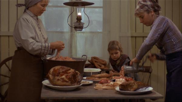 Bild 1 von 2: Michels Mutter (Emy Storm, l.), Ida (Lena Wisborg, M.) und Lina (Maud Hansson, r. ) bereiten alles für das Weihnachtsessen vor.