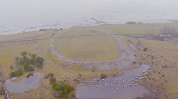 Bild 1 von 3: Die Burg Sandby Borg gilt seit Jahrhunderten als verflucht. Bei Ausgrabungen entdeckt man nun die grausige Wahrheit hinter der Legende.