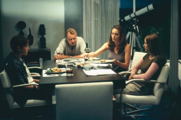 Bild 1 von 4: Ruby Baker (Leelee Sobieski, r.) und ihr kleiner Bruder Rhett (Trevor Morgan, l.) wohnen nun bei Erin (Diane Lane, 2.v.r.) und Terry Glass (Stellan Skarsgård, 2.v.l.). Ruby und Rhett vermissen nicht nur ihre Eltern, es fällt ihnen auch zunehmend schwerer, ihren Adoptiveltern zu vertrauen.