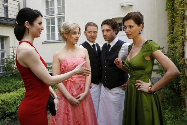 Bild 1 von 8: Kann Manu (Marie Zielcke, 2.v.l.) ihre Tarnung aufrecht erhalten? Gina (Elisabeth Sutterlüty, l.), Carlo (Mathias Kahler-Polagnoli, M.), Toni (Ron Holzschuh, 2.v.r.) und Freifrau von Weyher (Gulia Siegel, r.)