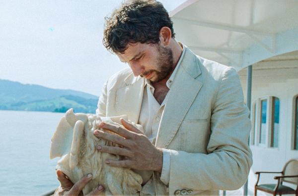 Bild 1 von 5: Arthur (Josh O'Connor) wird von den Folgen der Grabräuberei eingeholt ...
