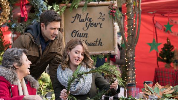 Bild 1 von 4: Während sie bei der Organisation der Hochzeit ihrer besten Freundin Ava hilft, trifft die erfolgreiche Designerin Lacey (Merritt Patterson, re.) eine alte Flamme (Steve Lund) wieder..