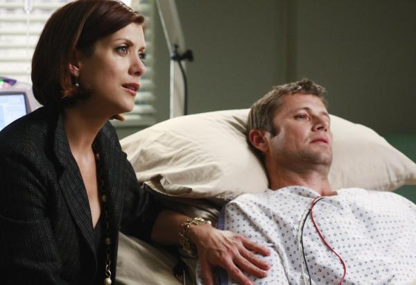 Bild 1 von 41: Addison (Kate Walsh, l.) macht sich Sorgen um ihren Bruder Archer (Grant Show, r.), der mit Parasiten im Gehirn ins Seattle Grace eingeliefert wurde ...