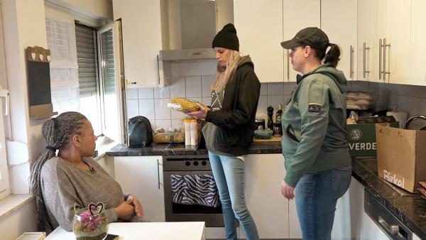 Bild 1 von 2: Die Freundinnen Jannie (li.), Mel und Janine (re.), haben geshoppt. Und zwar beim Lagerverkauf einer Nudelfabrik.