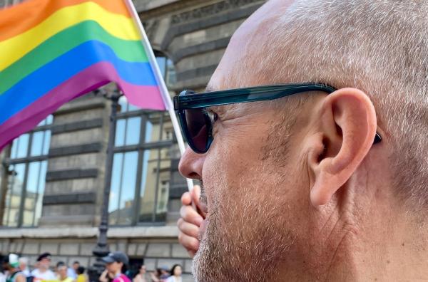 Bild 1 von 2: Der ehemalige Priester Sylvain nimmt an der ?Pride 2025? teil.