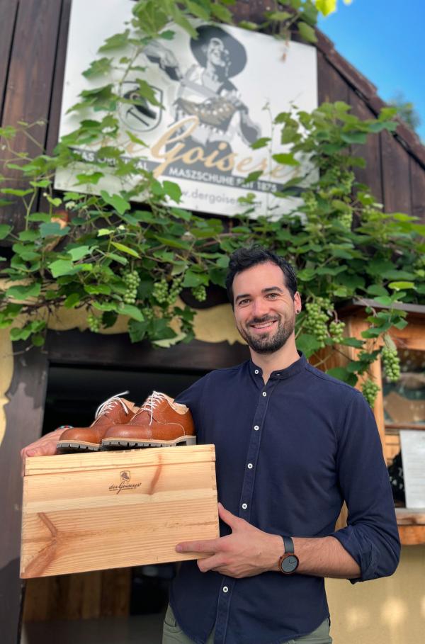Bild 1 von 12: Philipp Schwarz fertigt in Handarbeit etwa 50 Paar ?Goiserer? in einem Jahr. Zwischen 40 und 60 Arbeitsstunden stecken in jedem Schuh ? und viel Handwerkstradition.