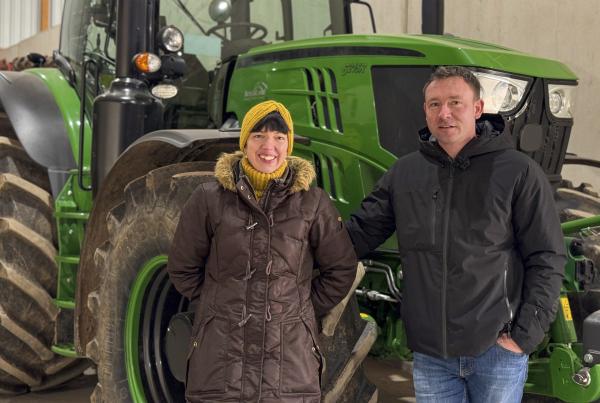 Bild 1 von 9: Carola und Andreas Lorenz aus Prießnitz haben den großen Gutshof ihrer Oma übernommen.