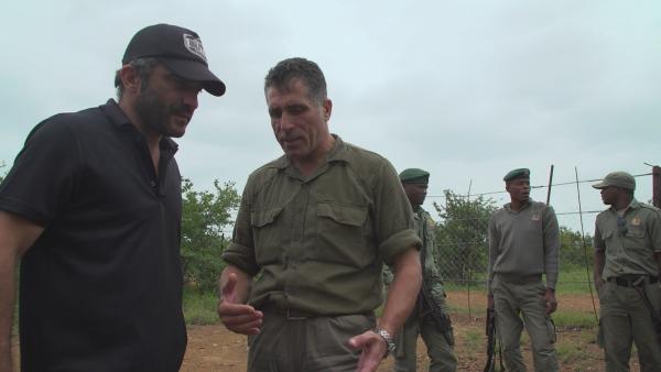 Bild 1 von 5: Sebastian Perez Pezzani im Gespräch mit dem Leiter der Spezialeinheit, die gegen die Wilderei in Mosambik kämpft.