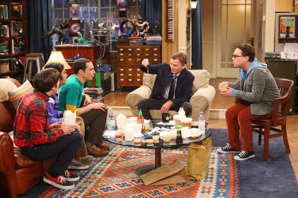 Bild 1 von 31: Nach und nach finden Howard (Simon Helberg, l.), Sheldon (Jim Parsons, M.), Leonard (Johnny Galecki, r.) und Raj (Kunal Nayyar, 2.v.l.) Gefallen an Dr. Lorvis (Billy Bob Thornton, 2.v.r.) ...