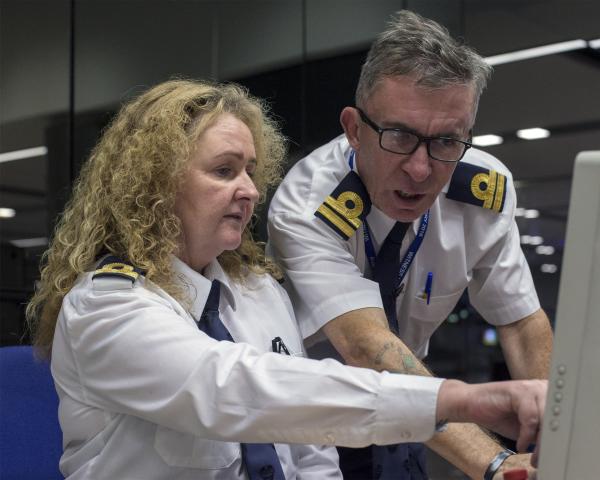 Bild 1 von 6: Michele Brady (l.); Bruce Heller (r.)
