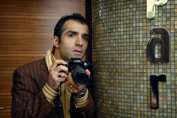 Bild 1 von 13: Alfonso (David Hamade) arbeitet mit Franziska im Team und beobachtet sie aus sicherer Entfernung, um dann das Beweisfoto zu schießen ...