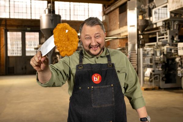 Bild 1 von 5: Produktentwickler Sebastian Lege baut in seiner Werkstatt ein Industrie-Schnitzel nach. Hoch verarbeitet und tiefgekühlt, hat dieses Produkt mit traditionellem Kochhandwerk nicht mehr viel zu tun. Mittlerweile setzen über 80 Prozent aller Restaurants in Deutschland auf Convenience-Produkte aus der Lebensmittelindustrie.