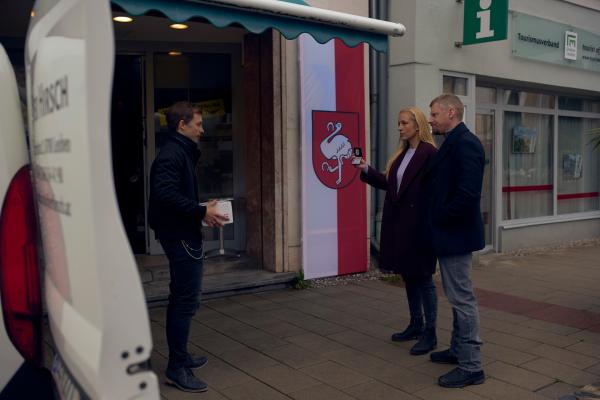 Bild 1 von 3: Gruppeninspektorin Penny Lanz (Lilian Klebow, M.) und Major Max Herzog (Martin Gruber, r.) wollen mit Niki Forjan (Harry Lampl, l.) über seine Nachricht sprechen, die er Dominik Haller hinterlassen hat.