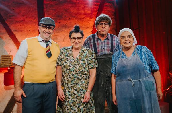 Bild 1 von 3: v.r.n.l.: Mit neuen Folgen öffnen Alois und Elsbeth Gscheidle (Marcus Neuweiler / Birgit Pfeiffer) mit Hillu?s Herzdropfa (Franz Auber / Hillu Stoll) die Tore der Comedy Scheune.