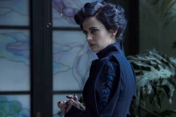 Bild 1 von 8: DF-04244 - Eva Green portrays Miss Peregrine, who oversees a magical place that is threatened by powerful enemies. Photo Credit: Jay Maidment.