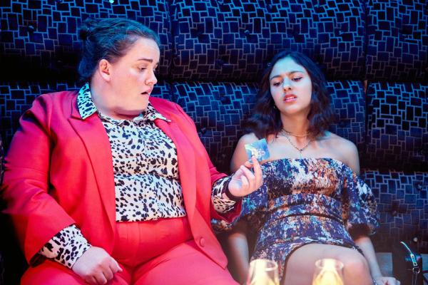 Bild 1 von 5: Diane (Jessica Gunning, l.) gibt Rani (Rhianne Barreto, r.) Ratschläge in Sachen Liebe.