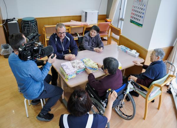 Bild 1 von 3: Dreharbeiten im Alterspflegeheim im Spital von Onagawa. Die Stadt wurde 2011 vom Tsunami zerstört und das Spital mit Schweizer Hilfe wieder aufgebaut. Patrick Rohr unterhält sich mit Bewohnerinnen.