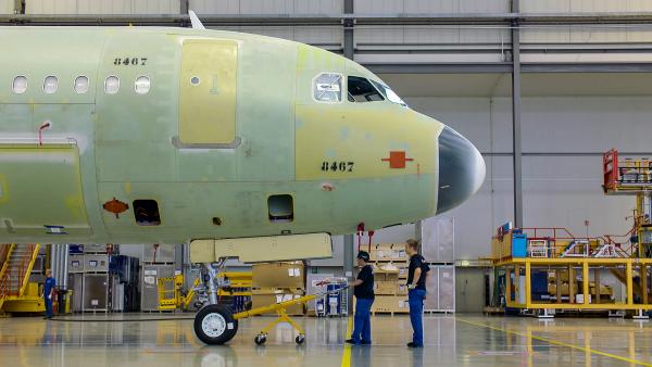 Bild 1 von 4: Im Airbus-Werk in Hamburg-Finkenwerder werden verschiedene Flugzeugtypen gefertigt und ausgestattet, darunter der A320, der A350 und der A380.