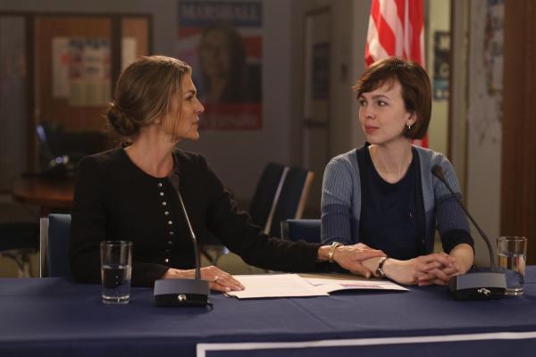 Bild 1 von 4: Elizabeth Marshall ( Paige Turco, l.); Lucy Pierce (Brittany Allen, r.)