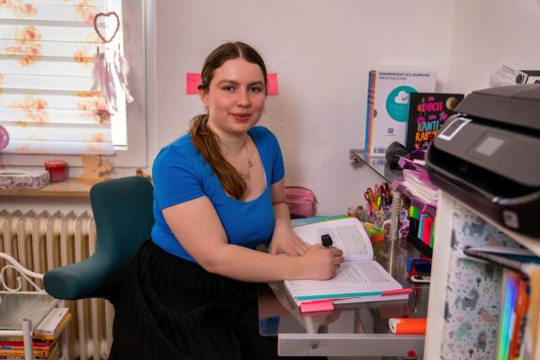 Bild 1 von 3: Hisjona lernt fleißig für die Schule, um ihren Traum vom Medizinstudium zu verwirklichen.