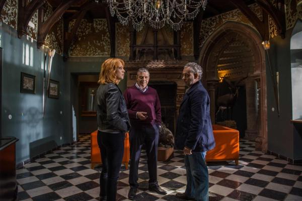 Bild 1 von 16: Elena (Annika Ernst, l.) und Tremmel (Rolf Kanies, r.) hegen den Verdacht, dass der Pharmakonzernchef Enno Behnken (Christian Maria Goebel, M.) in den Mord an Frau Brüggenties verwickelt ist. Doch noch fehlen dafür Beweise ...