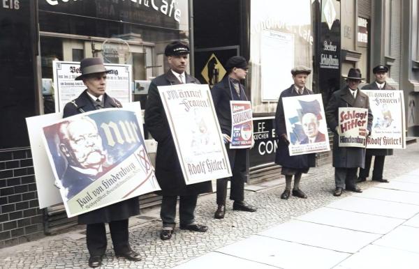 Bild 1 von 4: Im Wahlkampf setzen die Nationalsozialisten unter der Regie des späteren Propagandaministers Joseph Goebbels auf neuartige Methoden.