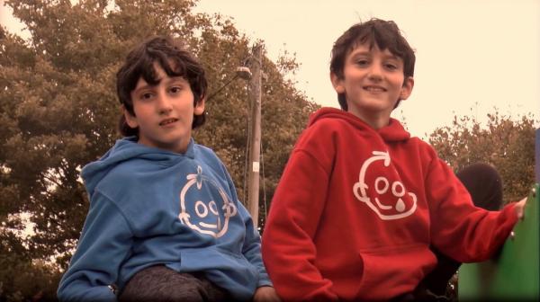 Bild 1 von 2: Hassan und Hussein sind zehn Jahre alt und wohnen in Irland. Sie wurden als siamesische Zwillinge geboren. Als sie vier Monate waren, wurden sie in einer 14stündigen Operation auseinander operiert. Gelegentlich müssen sie noch zur Kontrolle ins Krankenhaus, beide haben leichte körperliche Einschränkungen. Sie lieben es, am Strand zu sein, mit Freunden rumzuhängen und zu klettern.