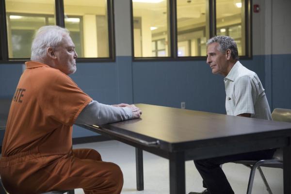 Bild 1 von 8: Treffen sich nach Jahren im Gefängnis wieder: Special Agent Dwayne Pride (Scott Bakula, r.) und sein inhaftierter Vater Cassius Pride (Stacy Keach, l.) ...