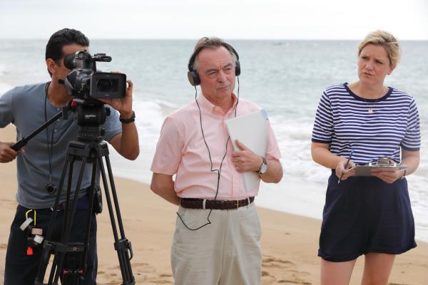 Bild 1 von 3: Von links: Andy Spriggs (Navin Chowdhry), Bill Calder (Ron Cook) und Pippa Mayhew (Olivia Poulet) begleiten den Dreh einer Fernsehsendung.