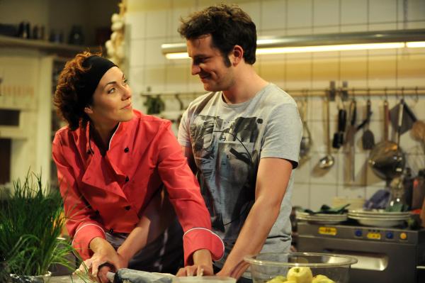 Bild 1 von 9: Florian gelingt es, Fanny zu einem persönlichen Apfelstrudel-Kurs zu überreden. Von links: Fanny Lechner (Katrin Ritt) und Florian Brunner (Tommy Schwimmer).