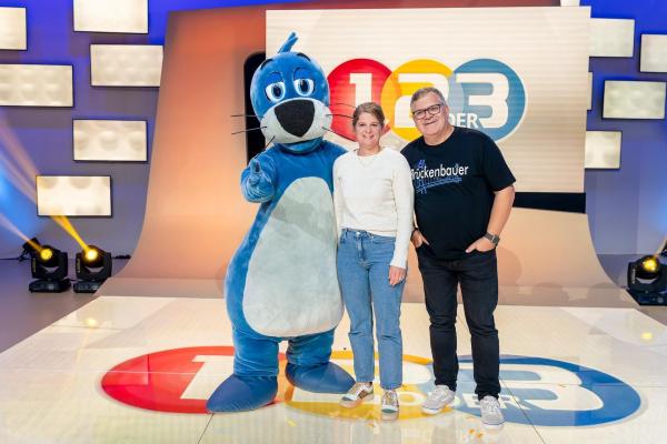Bild 1 von 18: Im Bild: Piet Flosse und Elton freuen sich, dass Ingenieurin Anna Ostertag heute im Studio zu Gast ist.