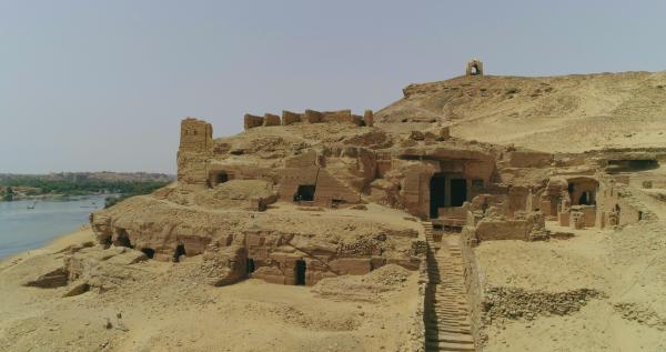 Bild 1 von 2: Stadt der Toten: Qubbet el-Hawa, die uralte Nekropole am Nil.