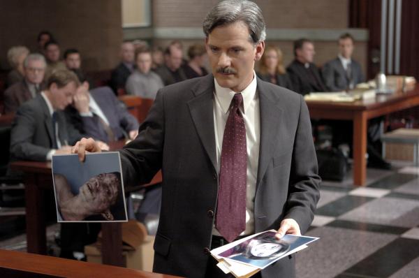 Bild 1 von 15: Ethan Thomas (Campbell Scott) will beweisen, dass Pater Richard Moore mit seinem Exorzismus an Emily Rose das Leben der jungen Frau zerstört hat.