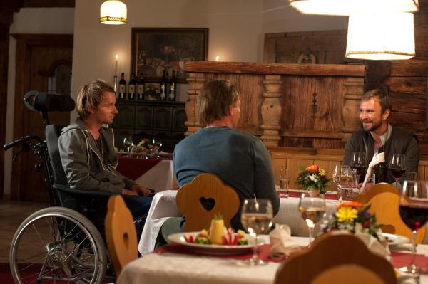 Bild 1 von 35: Im Bild: Tim Breyvogel (Oliver/Patrick Taxer, li.), Alexander Kropsch (Dieter, re.).