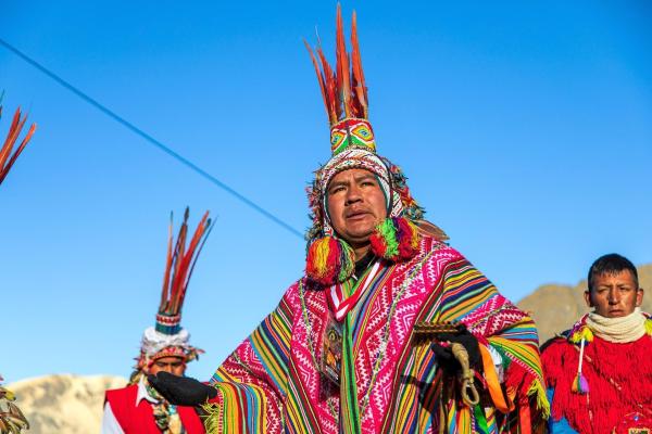 Bild 1 von 5: Im Bild: Offiziell ist die ursprüngliche Quyllurit?i-Wallfahrt in Peru heute ein christliches Fest. Die Nachfahren der Inka pflegen dennoch ihre alten Rituale wie die Anbetung der Sonne, sobald sie am Morgen über den Bergen aufgeht.