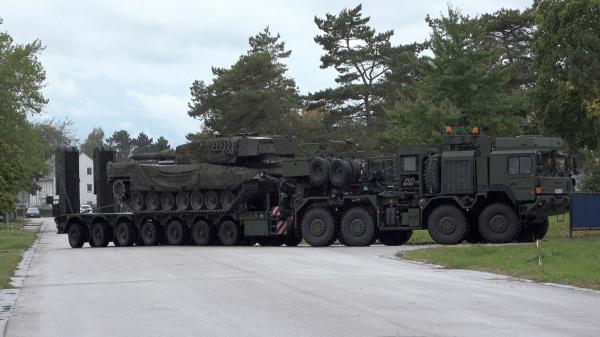 Bild 1 von 2: Die Zugmaschine HX81 kann den 60 Tonnen schweren Panzer Leopard 2 transportieren.