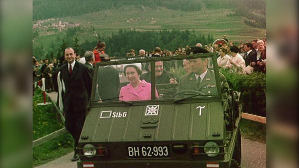 Bild 1 von 8: Im Bild: Königin Elizabeth II - besichtigt die Europa-Brücke in Tirol.