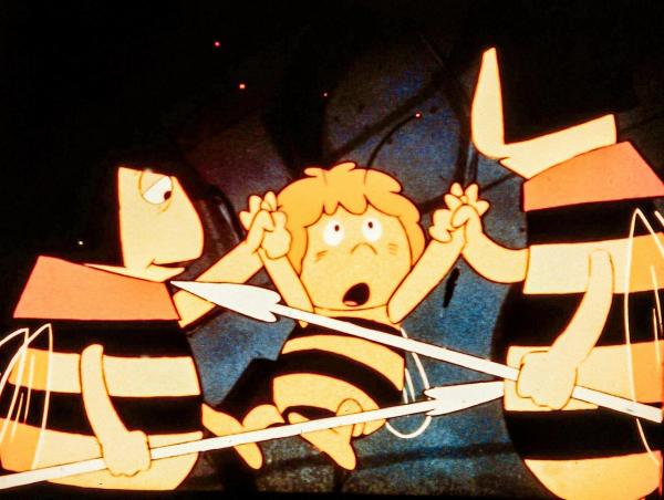 Bild 1 von 6: Im Bild: Maja wird von den Wächtern eingefangen - sie wollte ausreißen und die Welt kennenlernen.