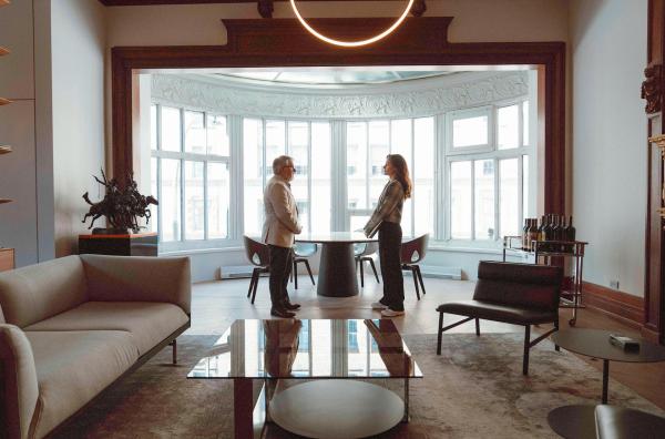 Bild 1 von 2: Vom Protegé zur Rivalin: Sarah (Caroline Dhavernas) sagt ihrem ehemaligen Boss Fraser (Benoît Brière) den Kampf an.