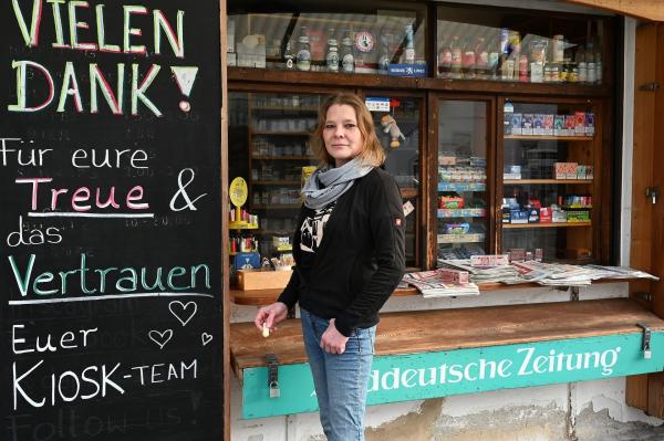 Bild 1 von 5: Ihren Kiosk kann Daniela E. nicht mehr halten. Der Zeitschriftenverkauf ist eingebrochen.