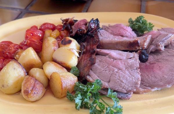 Bild 1 von 3: In der Drôme mariniert Gisèle eine Lammkeule in einer Mischung aus Clairette, dem lokalen Schaumwein, Essig und Gemüse. Dazu reicht sie Bratkartoffeln und Tomatensalat.