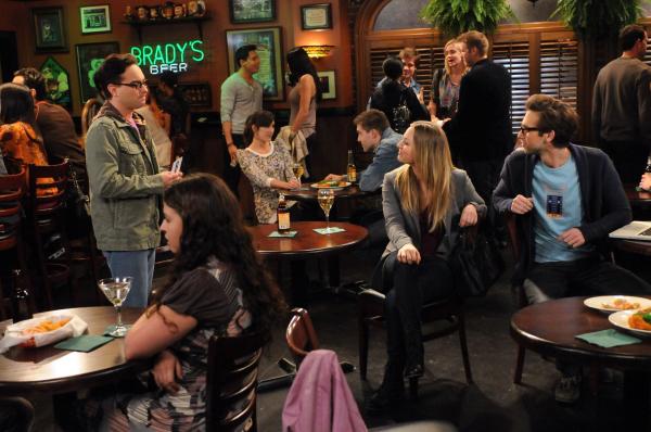 Bild 1 von 21: Während Sheldon seine Angst vor Vögeln überwinden muss, versuchen Leonard (Johnny Galecki, l.) und Penny (Kaley Cuoco, 2.v.r.), Zeit miteinander als Freunde zu verbringen ...