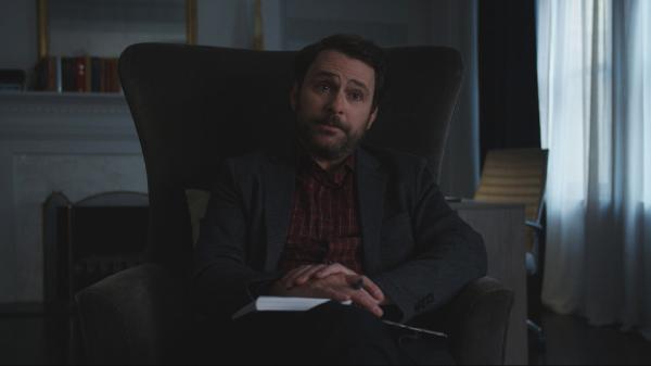 Bild 1 von 3: In der Therapiesitzung begegnet Dr. Rossi (Charlie Day) Petes Sorgen mit Gelassenheit und einem klaren Rat: loslassen.