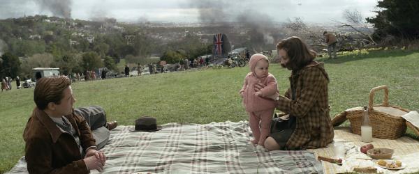 Bild 1 von 8: Max Vatan (Brad Pitt, l.); Marianne Beauséjour (Marion Cotillard, r.)