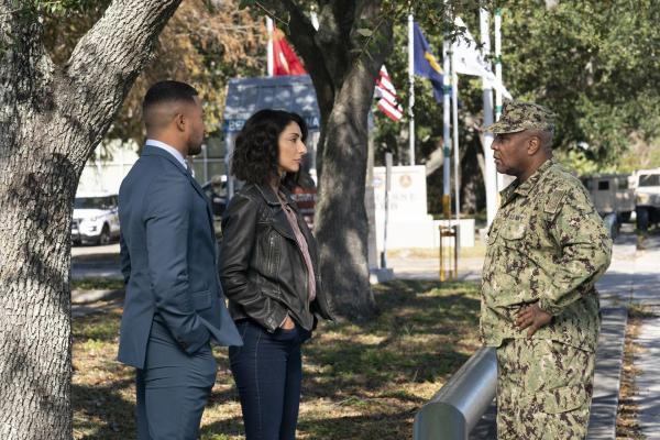 Bild 1 von 7: Quentin Carter (Charles Michael Davis, l.); Hannah Khoury (Necar Zadegan, M.)