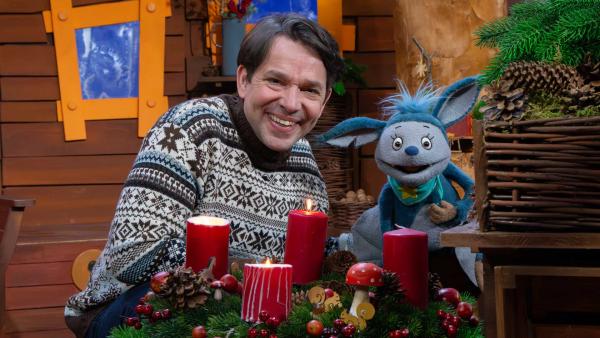 Bild 1 von 1: Juri erklärt Fidi, was es mit der Wintersonnenwende auf sich hat und dass die Nächte bald wieder kürzer werden.