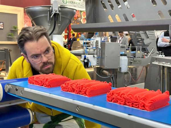 Bild 1 von 5: Food-Aktivist Hendrik Haase beschäftigt sich mit den Ernährungstrends der Zukunft. Auf der größten Food Technik Messe in Köln will er sich anschauen, wie die Industrie sich weiterentwickelt - auch in Sachen Fleischproduktion.