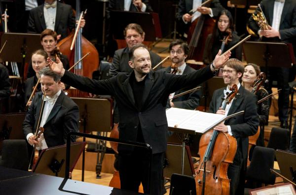 Bild 1 von 4: Dirigent Andris Nelsons (vo.) und das Gewandhausorchester Leipzig