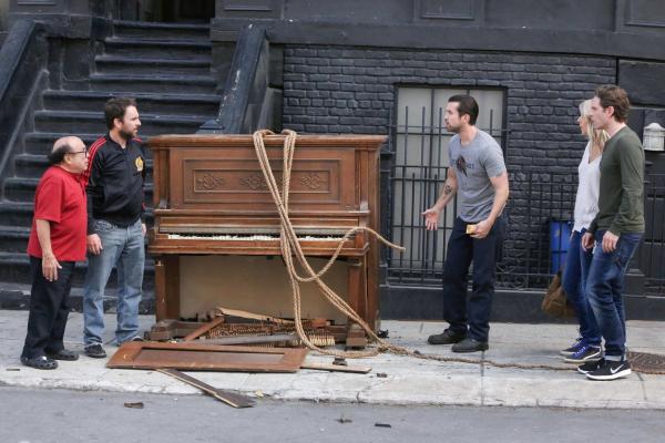 Bild 1 von 8: (v.l.n.r.) Frank Reynolds (Danny DeVito); Charlie Kelly (Charlie Day); Mac (Rob McElhenney); Dee Reynolds (Kaitlin Olson); Dennis Reynolds (Glenn Howerton)